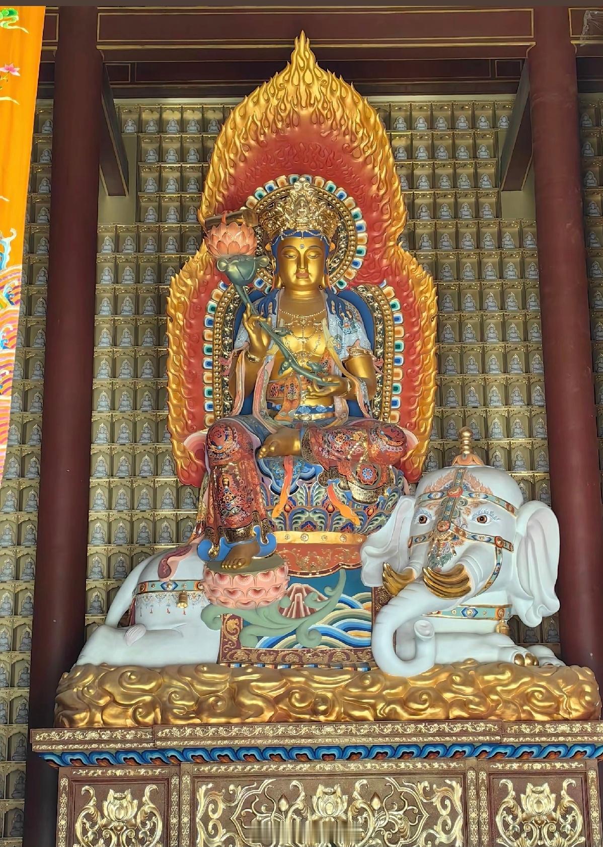 晚上礼佛，礼赞菩萨，祈求菩萨慈悲护佑诸事顺利，福慧增长，心想事成。 ​​​