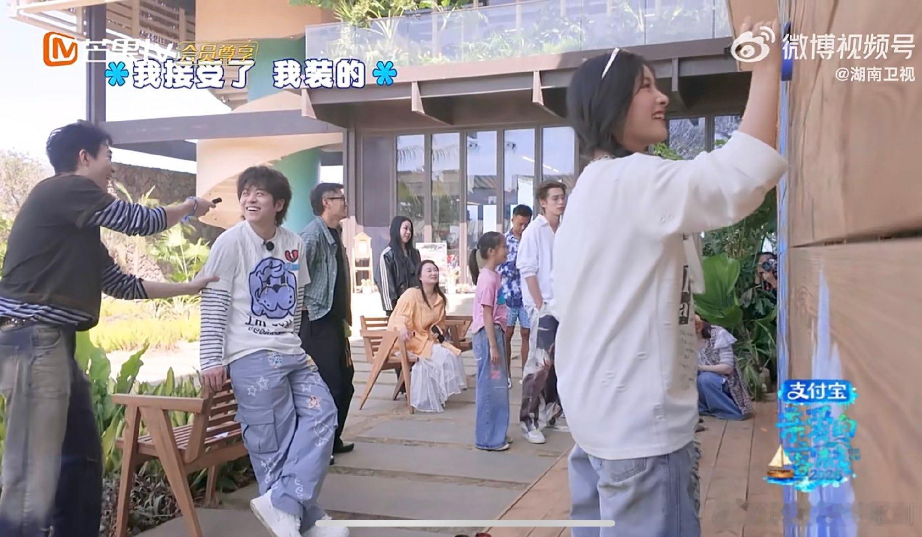 武艺说沈月净化了我的眼睛亲爱的客栈沈月画画，武艺围观，夸到净化眼睛，这氛围也太舒