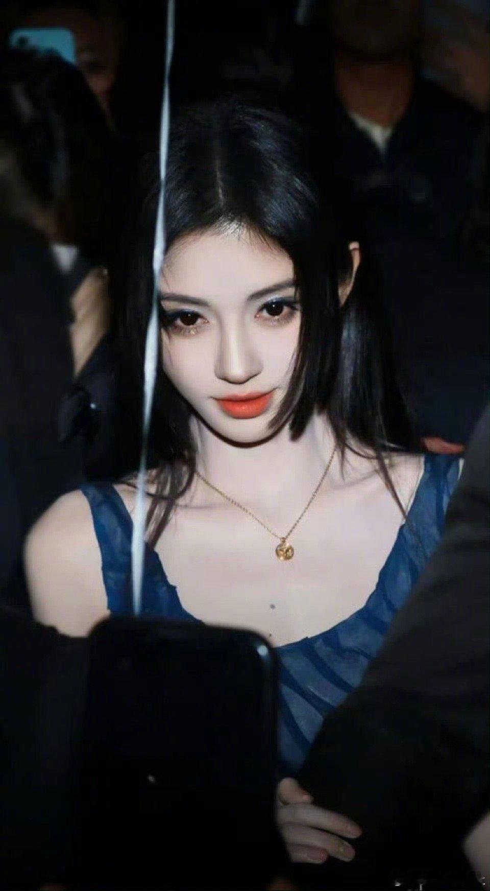 鞠婧祎平时身边就一个女工作人员，脚踏实地的走好每一步，鞠婧祎稳稳地很安心！｜鞠婧