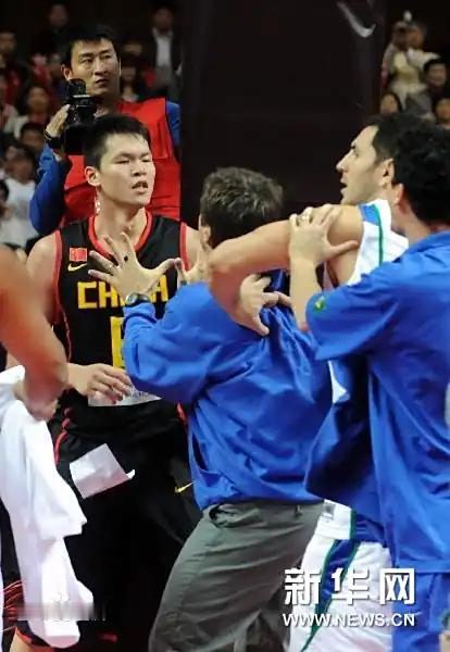 2010年10月12号中国和巴西的热身赛发生大规模打架斗殴当时FIBA处罚对中国
