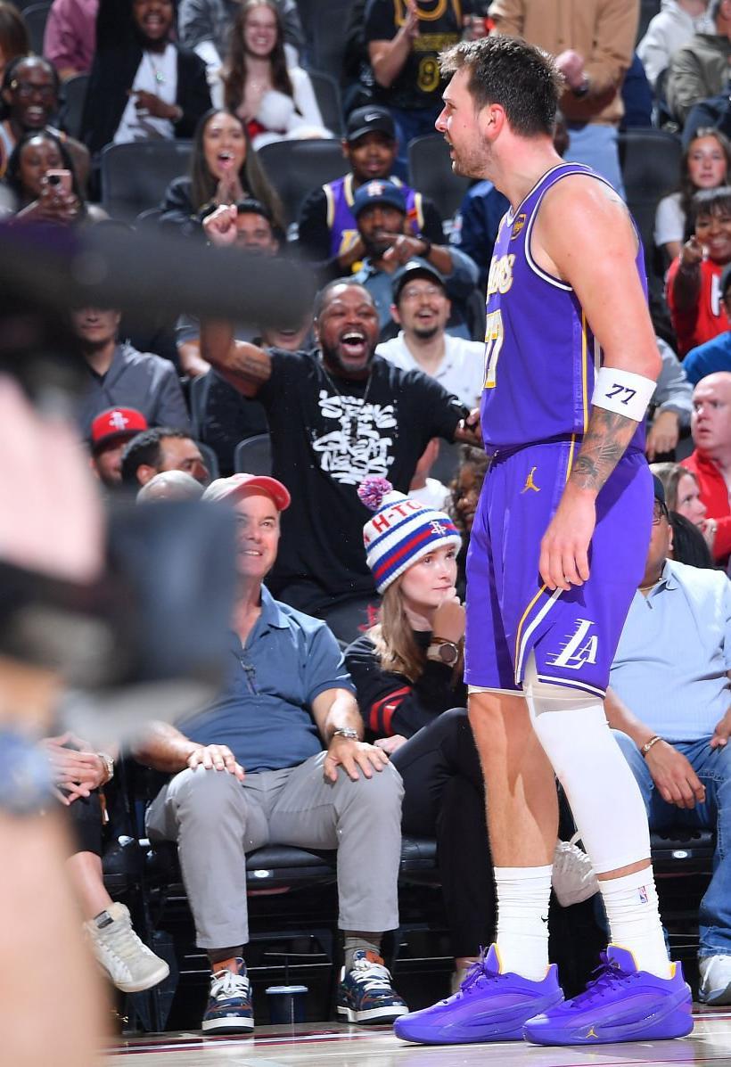 东契奇今天40分10助攻9篮板1抢断，上脚的两款Luka 5 