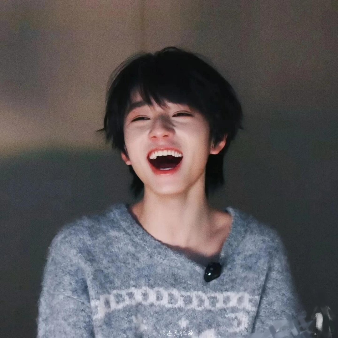 王橹杰泡泡 咴啊 哈哈哈～王橹杰也太萌了，软乎乎的少年感拉满