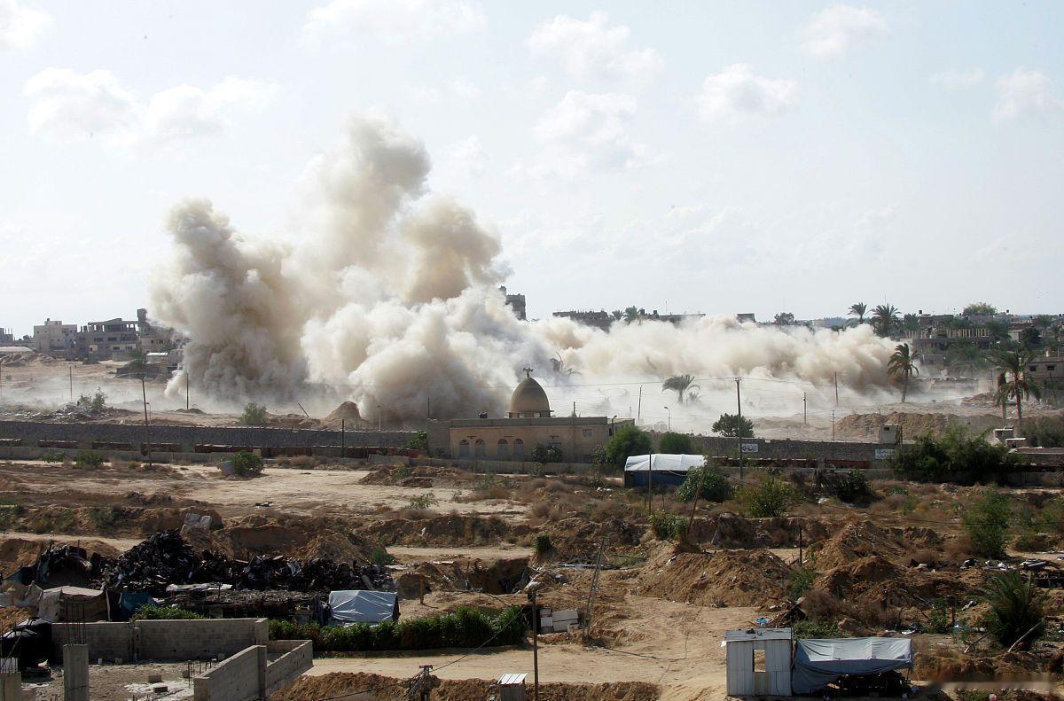 俄军这回进攻红军城（乌方称波克罗夫斯克）的场面，简直像一部低成本战争片——士兵们