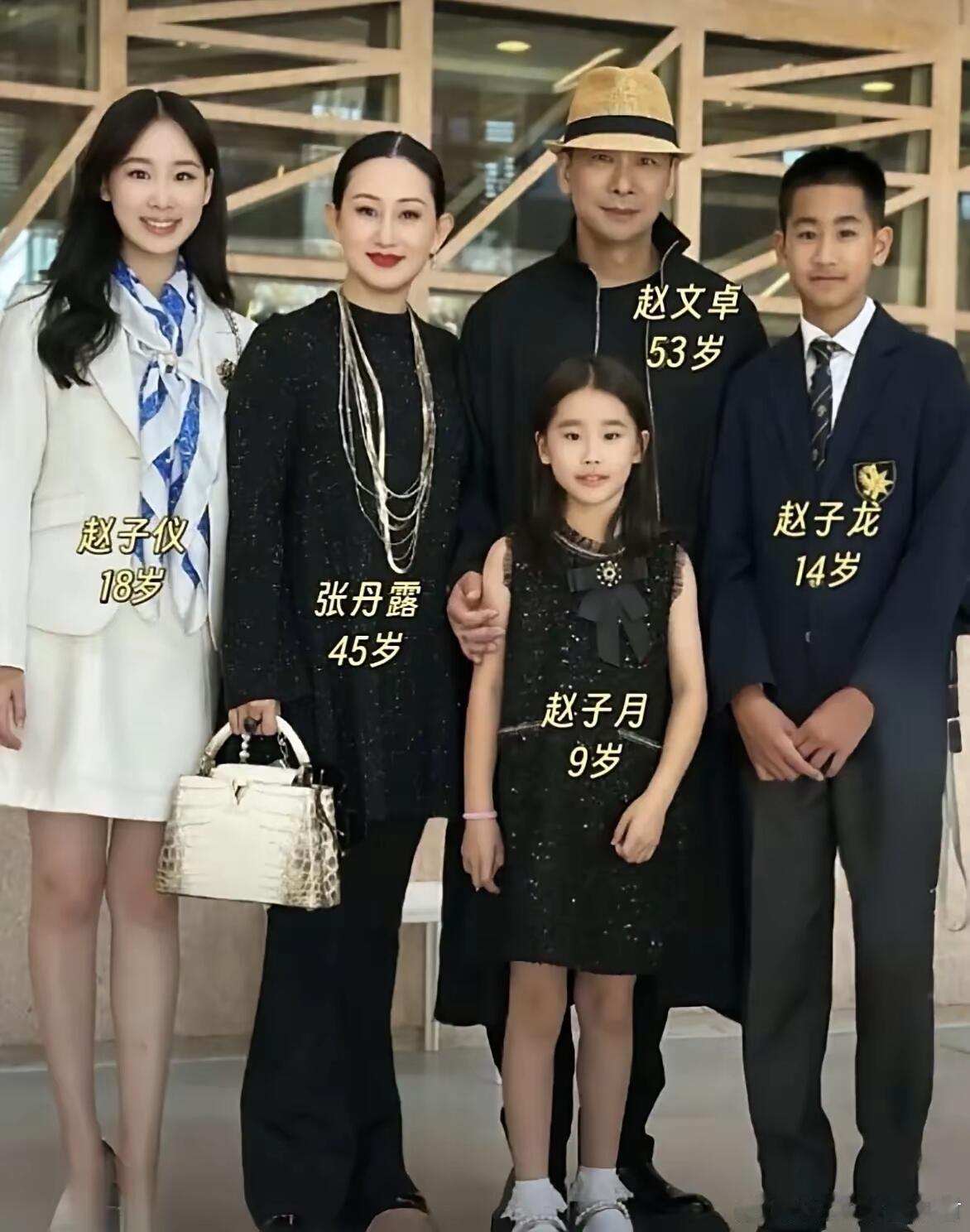 从来没有一个明星家庭看的那么顺眼，不管是看脸还是看穿着打扮，不浮夸，也不辣眼睛 