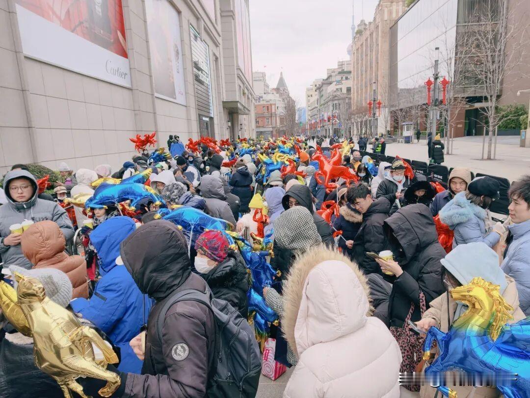 上海南京东路彻底燃爆新春氛围！零下1℃的寒夜，冷风刮在脸上刺骨，可这条魔都核心商