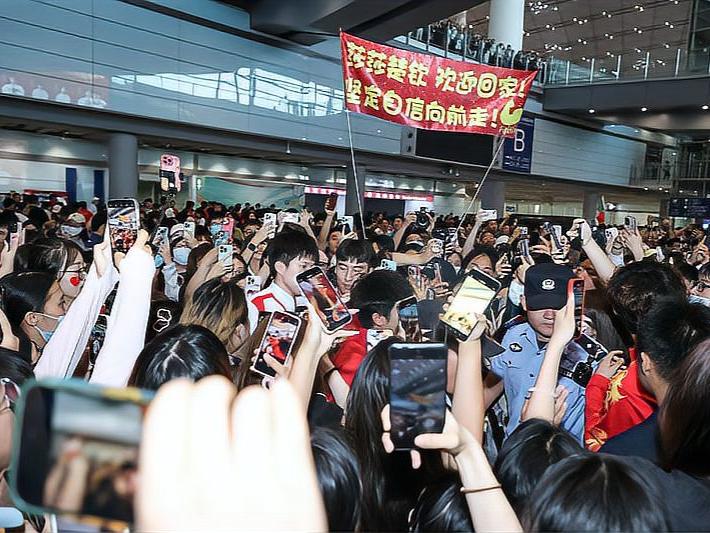 国乒饭圈文化矛头为啥只集中在孙颖莎、王楚钦两人身上？
   国乒赛场之上，极端饭