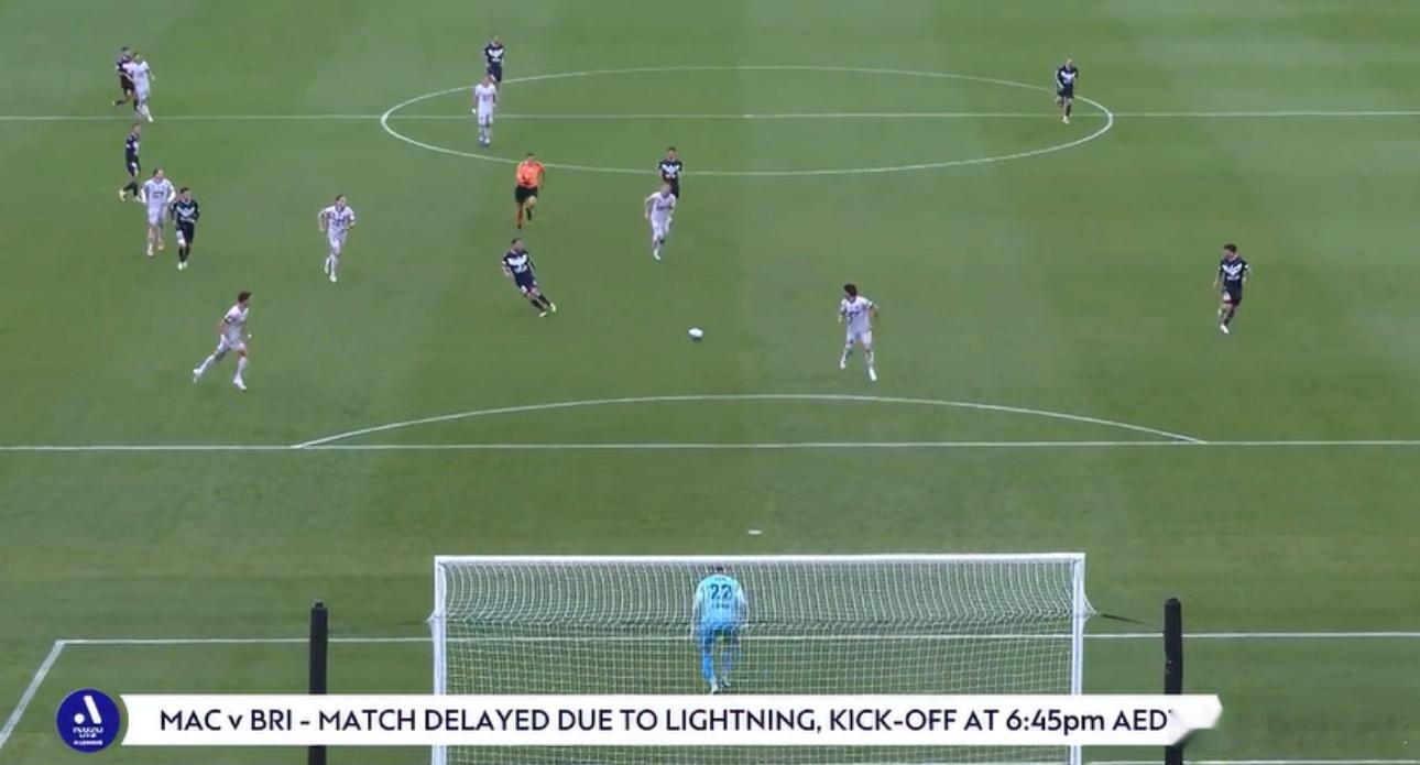 12月19日讯 澳超第9轮首场比赛，麦克阿瑟FC主场对阵布里斯班狮吼，比赛原定于