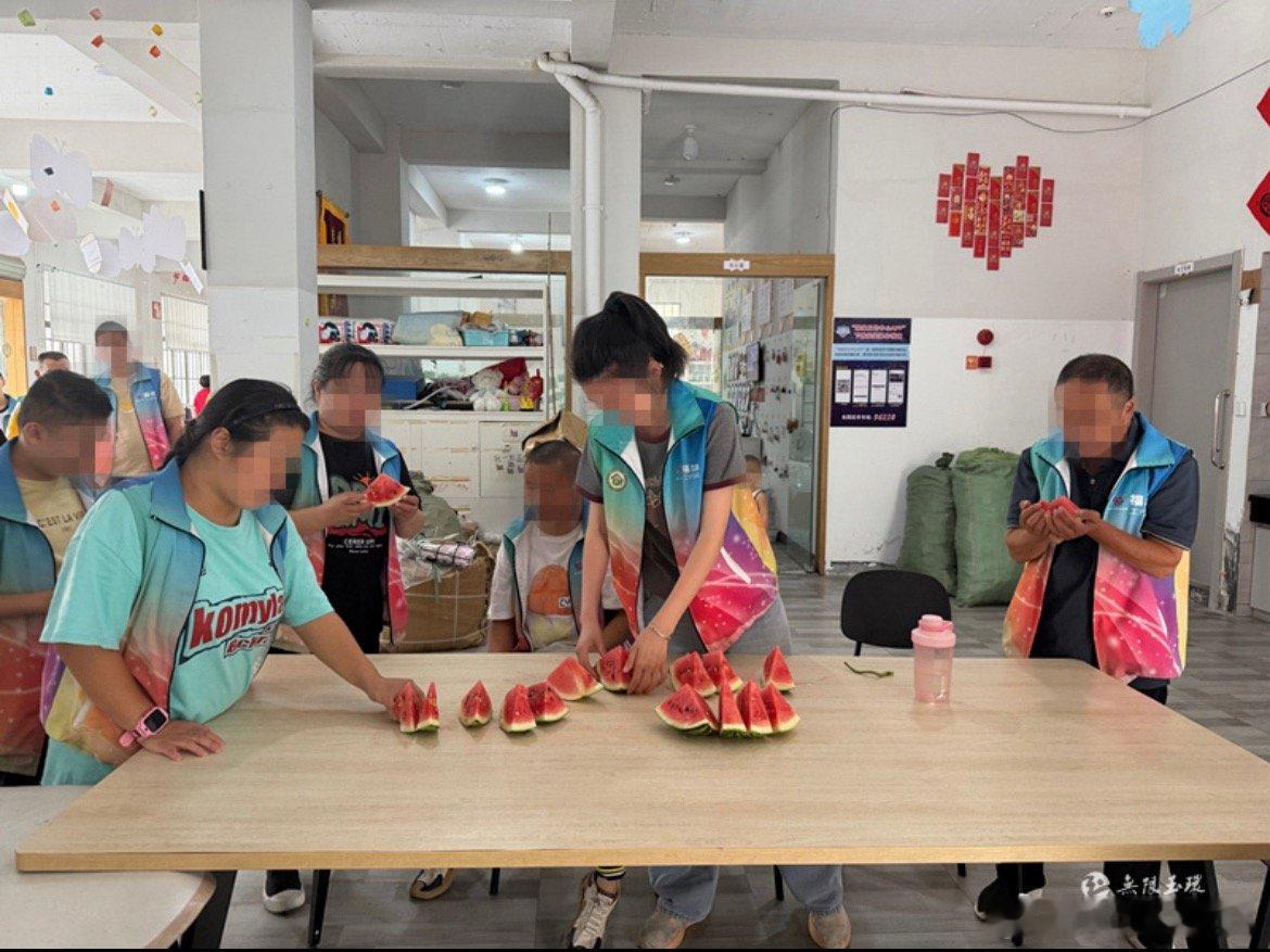 玉环爱心西瓜的双向奔赴 一大早，志愿者们穿梭田间、俯身挑选、细心搬运，共采摘10