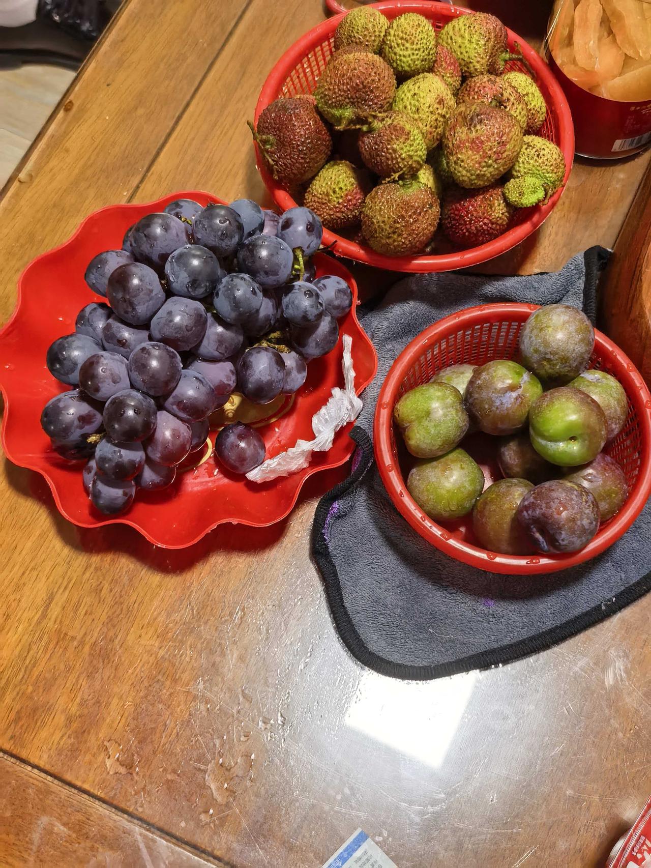我婆婆属狗的，四十多岁。
她自从知道我喜欢吃水果后，去菜市场买菜就会买一两样水果