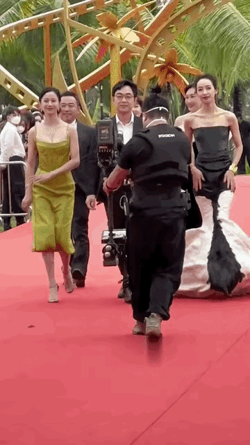 果然姜还是老的辣～同样都是穿吊带裙，在红毯上小年轻王圣迪已经被冻得只缩脖子打寒颤