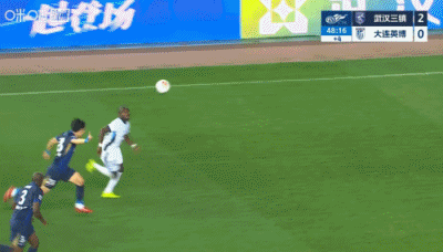 大连英博在上半场最后时刻获得一粒可判可不判的点球，从正面看，阿奇姆彭已经抢出一个