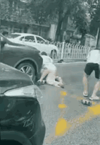 绿灯亮了前车没动，后车按了几下喇叭，激怒前车车主，于是发生了这么一幕。