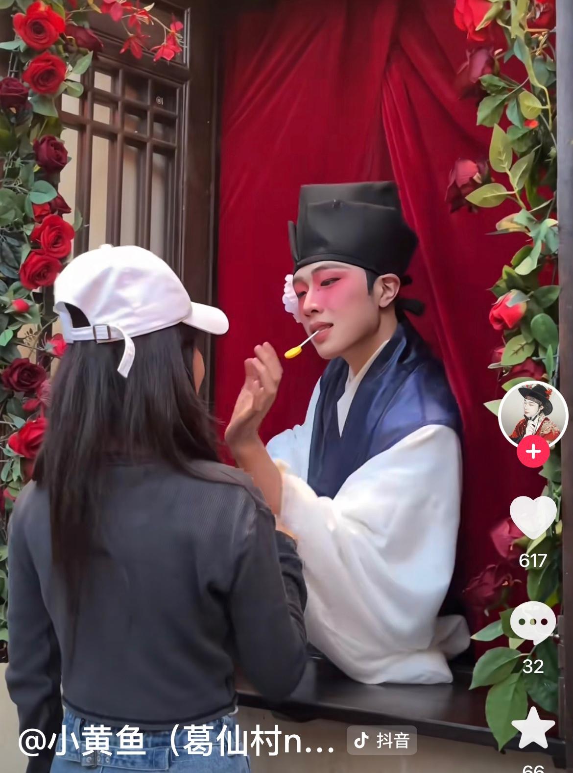 小黄鱼换造型了！

小黄鱼换了造型，这次妆容比较明艳，像舞台妆：绯红色的眼影，戴