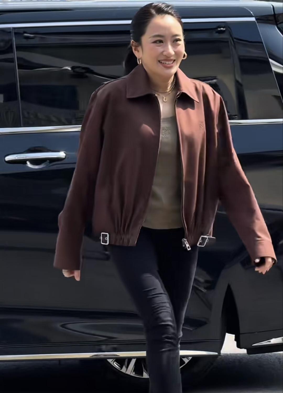 一次次探视，一次次给父亲他信支持与鼓励！4月2日，佩通坦夫妇又来到狱中探望父亲他