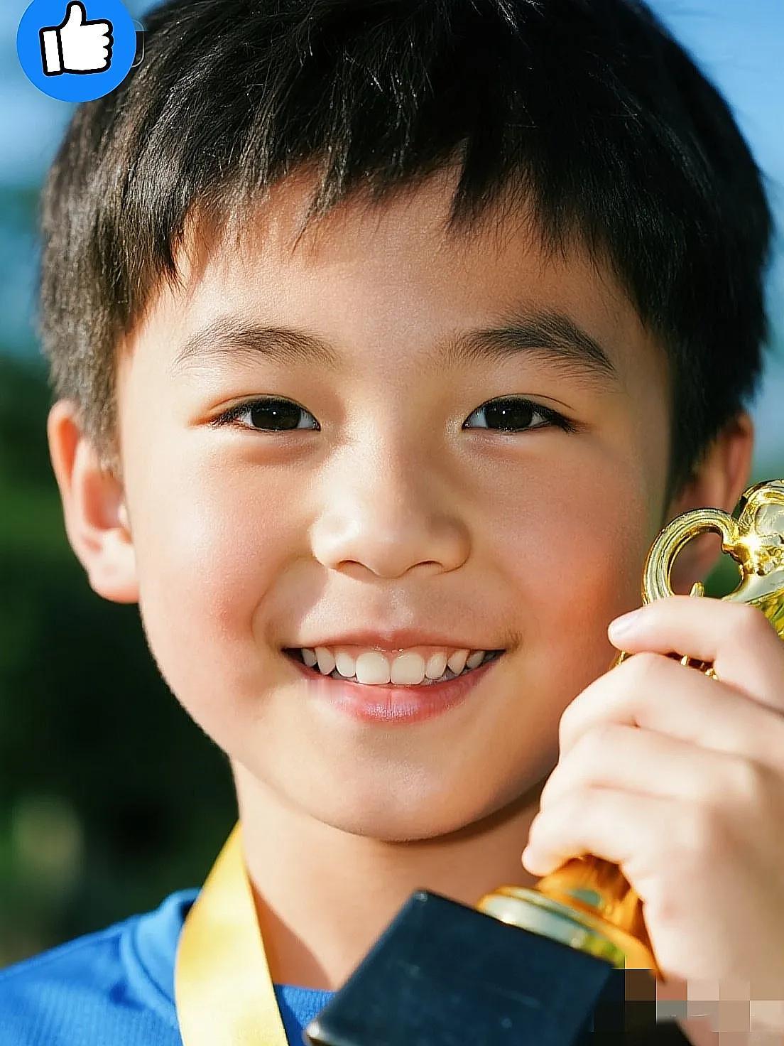 父母最好的教育，

不是给得多，

也不是管得严，

而是你自己做得好。

物质