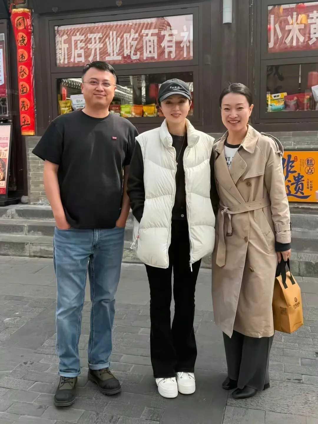  董璇夫妇逛大同，47岁董璇看着格外年轻
 47岁董璇和丈夫张维伊现身山西大同美