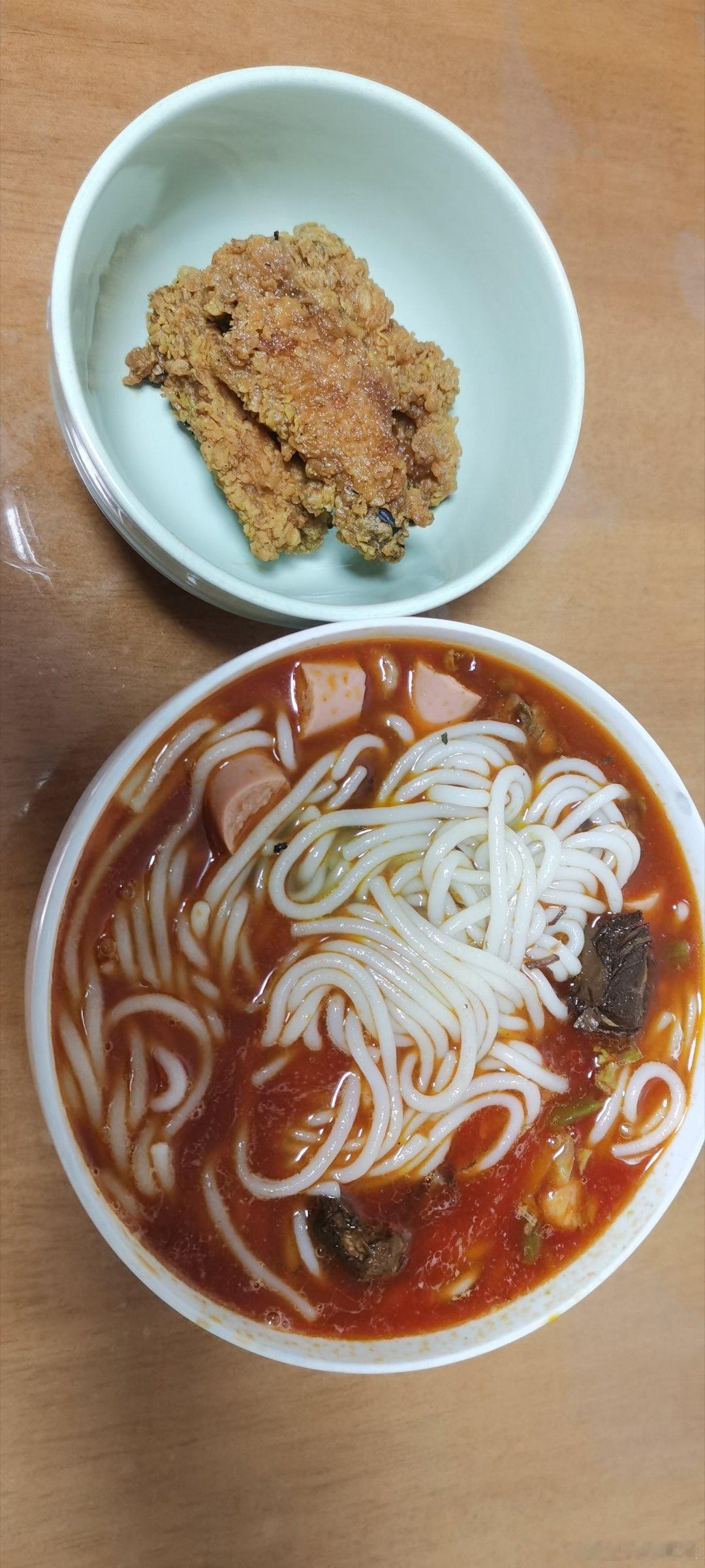 谁还没吃午饭炸鸡+牛肉粉🤤 