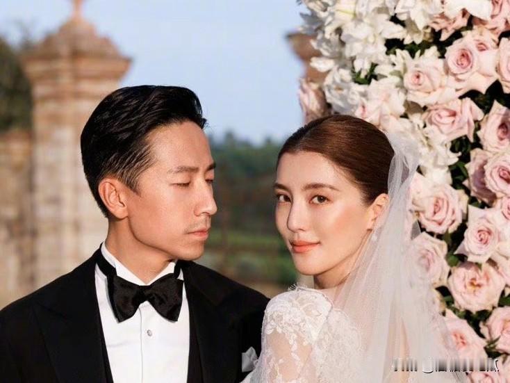 如果我是施伯雄
吴千语要什么我就买什么，绝不说什么升值空间了，因为一场婚礼都被吴