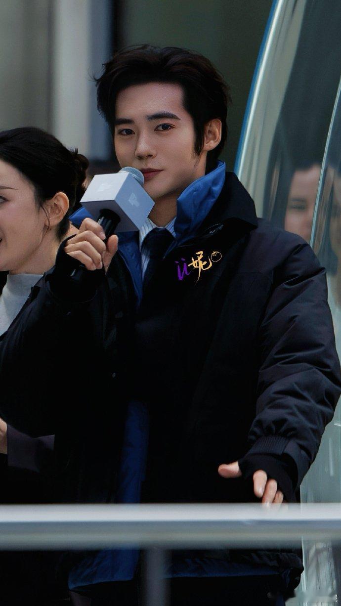 于适好权威的时尚脸 从快闪店到江畔晚宴，于适展现超强时尚消化力！两种造型切换自如