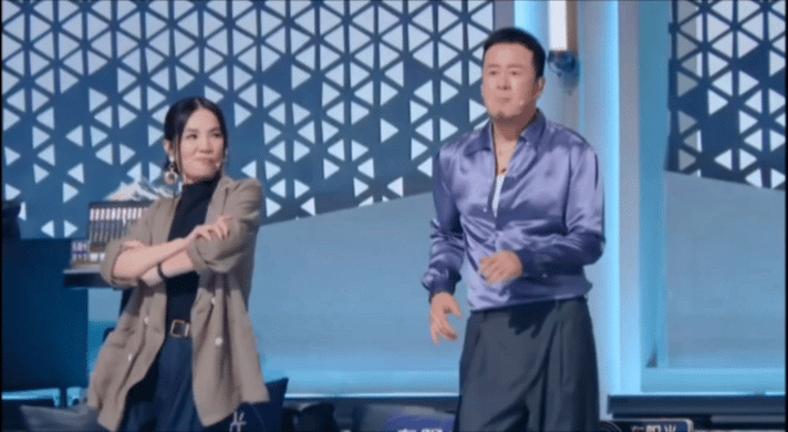 52岁的杨坤18岁的腰 反复观看杨坤扭腰！扭得太丝滑，气场全开，完全打破年龄界限
