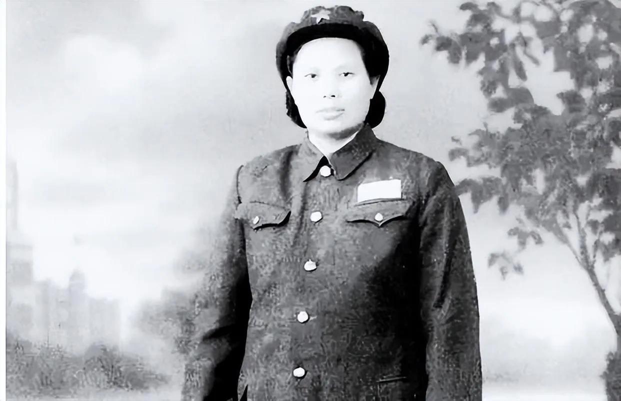 1950年，解放军一窝端了马家军。然而，当看到解放军战士时，马家军的女首领突然嚎