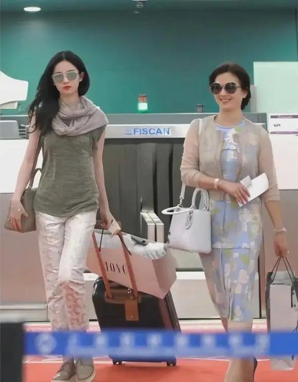 37岁刘亦菲携母亲走机场，妈妈穿碎花裙比女儿惊艳，家族基因强大 