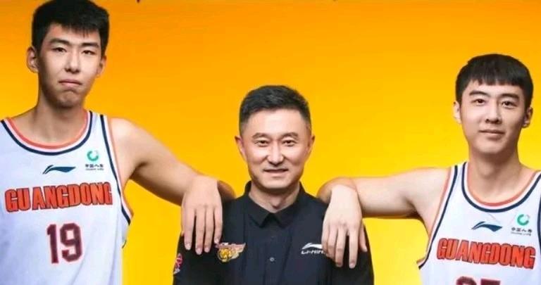 广东首战掀青春风暴，杜锋验收赛季成果，七名00后出战抢班夺位。韩德君不上还可以拼