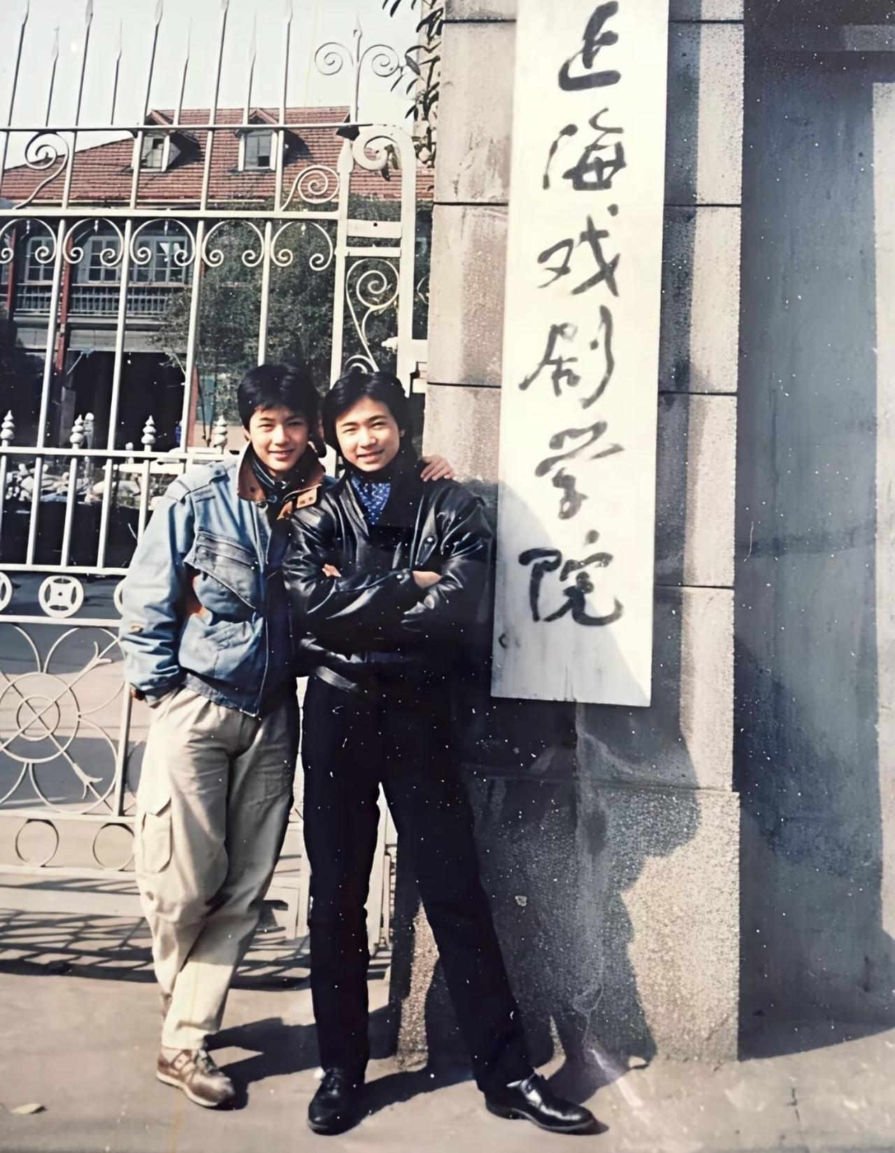1994年，徐峥与傅程鹏在上海戏剧学院大门口的一张合影。

当时，徐峥与傅程鹏是