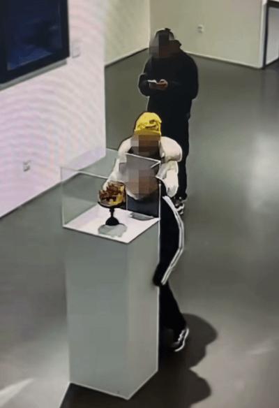 黄金凤冠被六岁娃一肘子干碎，宝妈当场傻眼。
那冠子是女主老公熬几年手工攒的24K