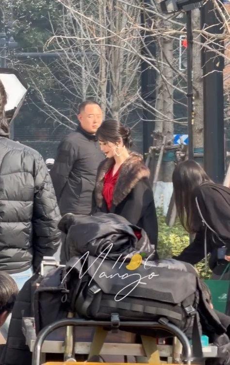 杨紫红裙盘发上班路透杨紫好明媚的冬日红 紫妹今日上班路透，红裙搭配皮草，冬日里的