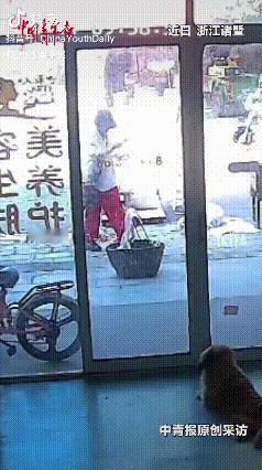 看哭了！浙江，男子让老人在自家店门口摆摊，老人每次收摊的
时候总先蹲下来把摊布上