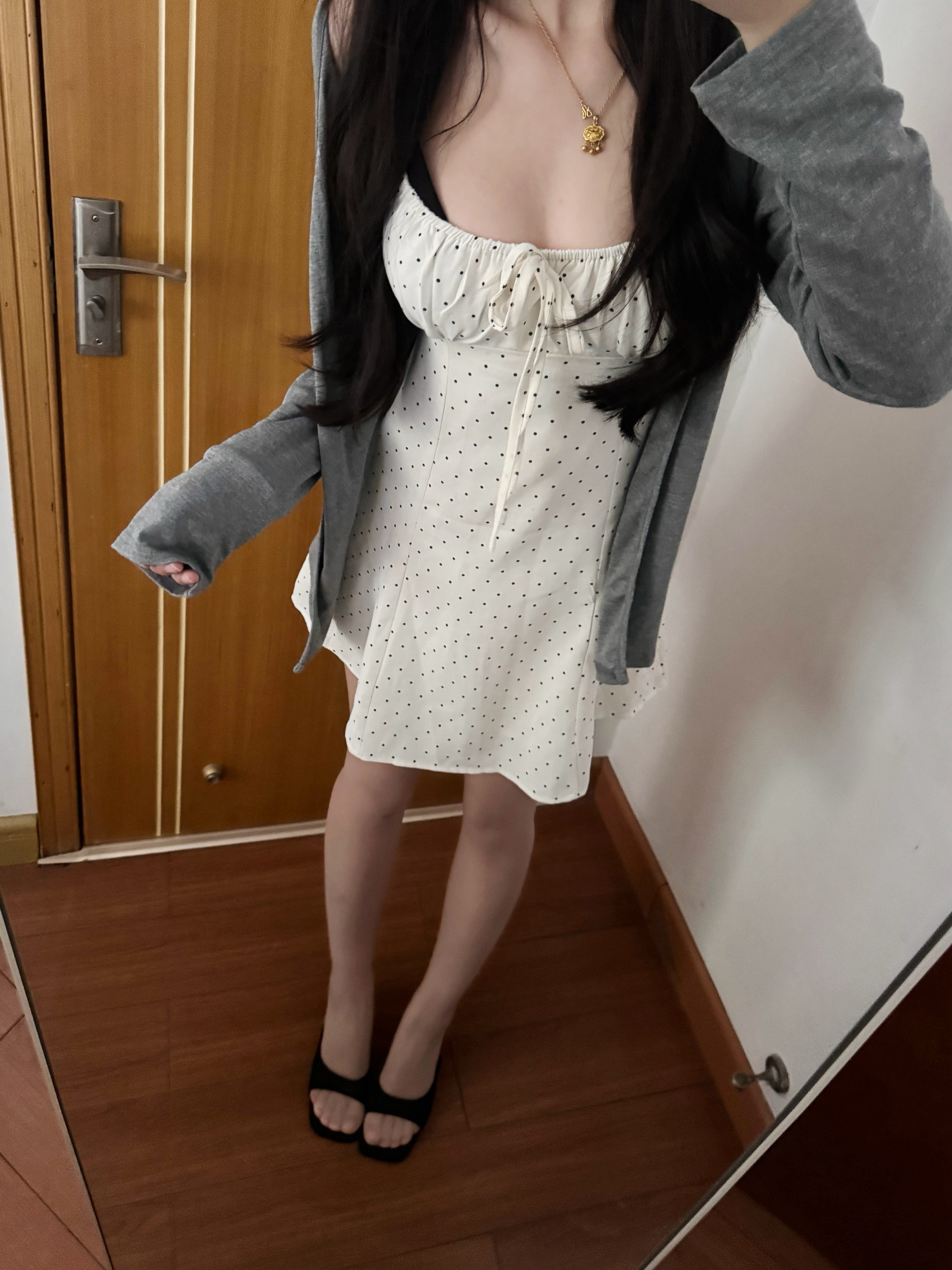 以前觉得bra带子漏出来会不好意思 只会穿无肩带的现在我觉得露出来也特别特别好看