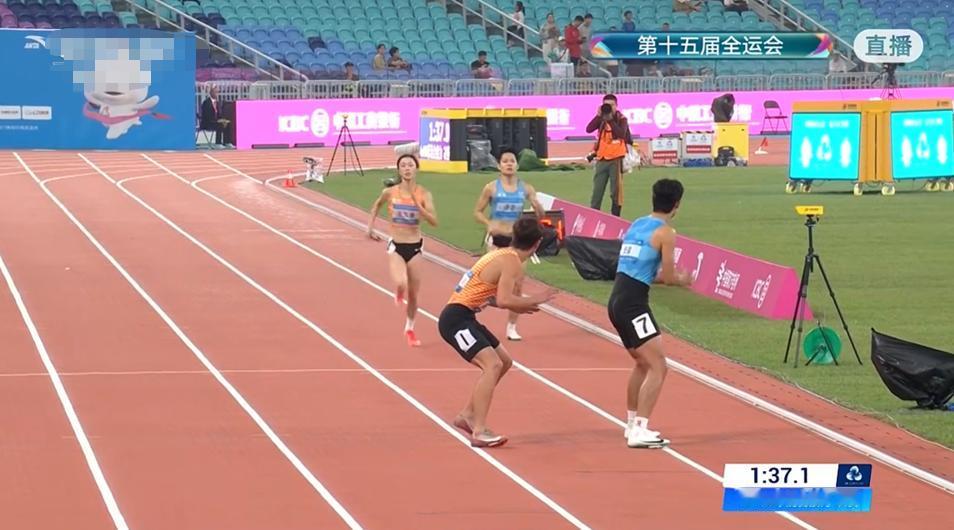 4X400米接力赛的重赛！
昨天晚上4X400米接力赛结束后，安徽、浙江获得5、