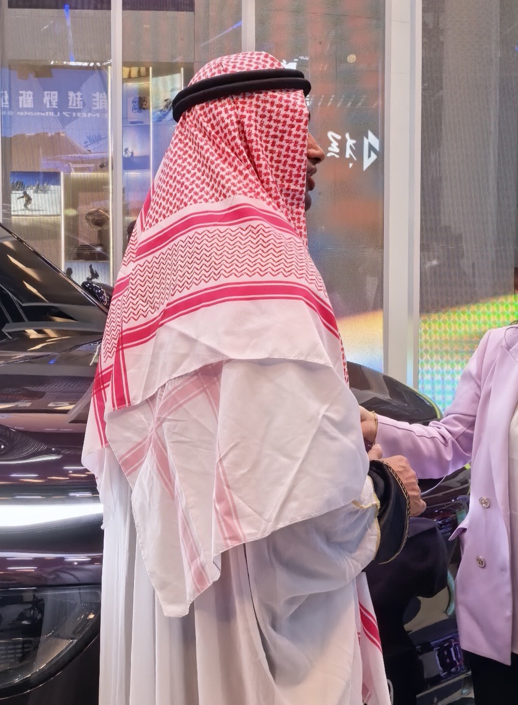 北京车展这个头巾中东哥应该不是投资人或者采购大户，他会说中文，还在展台说车呢
