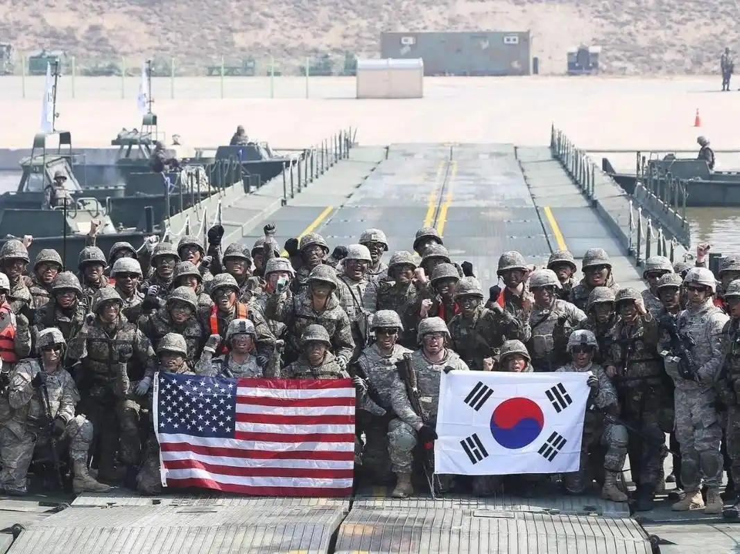 [月亮]都说韩国是在美军基地上建国的国家，如今特朗普的一番话更是坐实了这个说法，