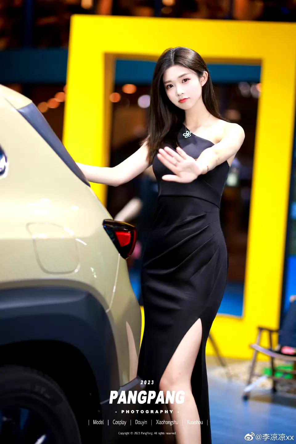 美女车模是车展上一道亮丽的风景线。在齐鲁国际车展上，那些车模英姿飒爽，吸引着无数