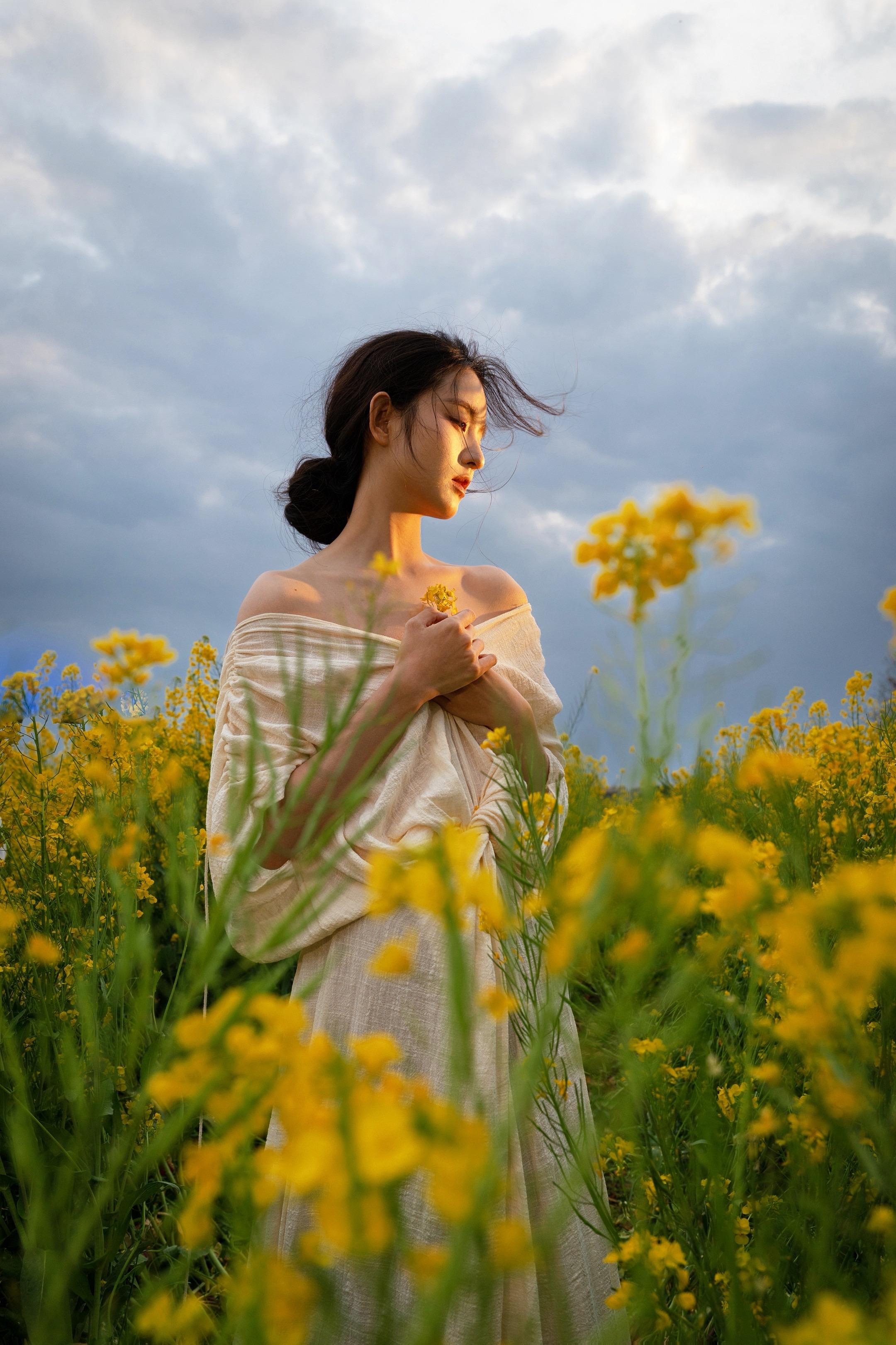 “春风知我意，吹梦到花田”