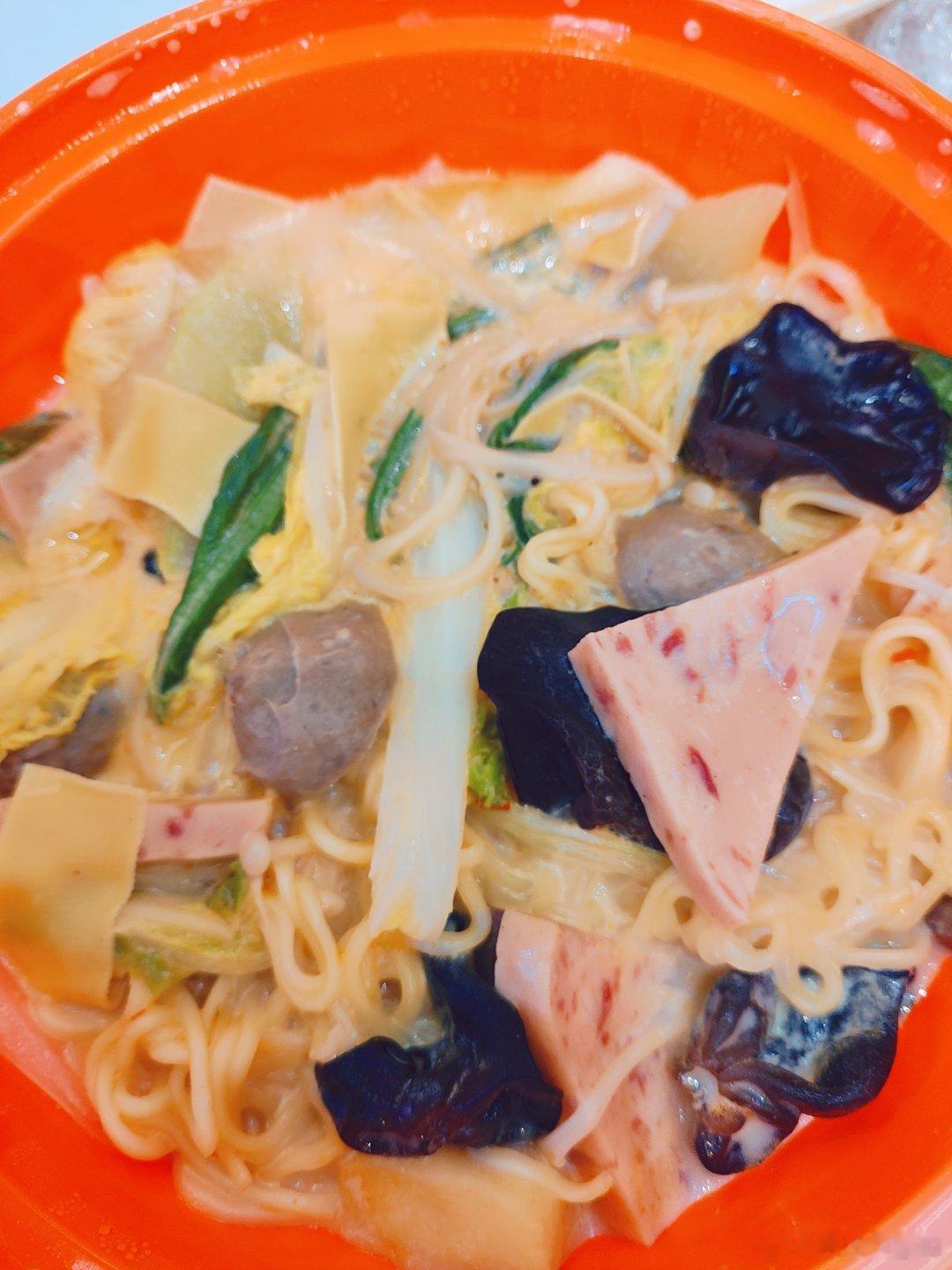 鱼你在一起家的麻辣烫这个汤底确实很香 