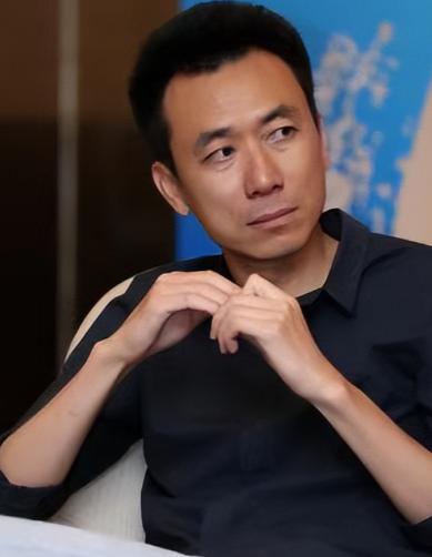 2008年，亿万富翁王微爱上了一位芭蕾舞美女，他随手给妻子杨蕾10万元：“离婚吧