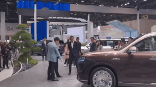 王传福现身问界展台 余承东亲自讲解全新M94月26日北京车展，比亚迪王传福率高管