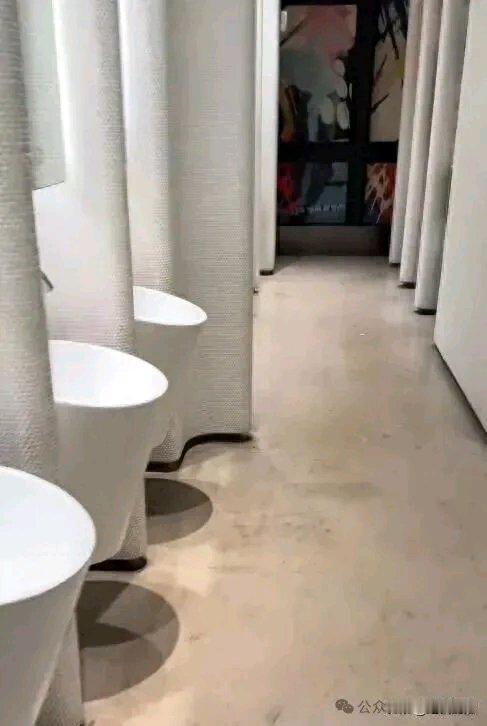 上海一网红商场男厕洗手台被指像小便池，网友：自己差点就用错了！商场客服回应称这是