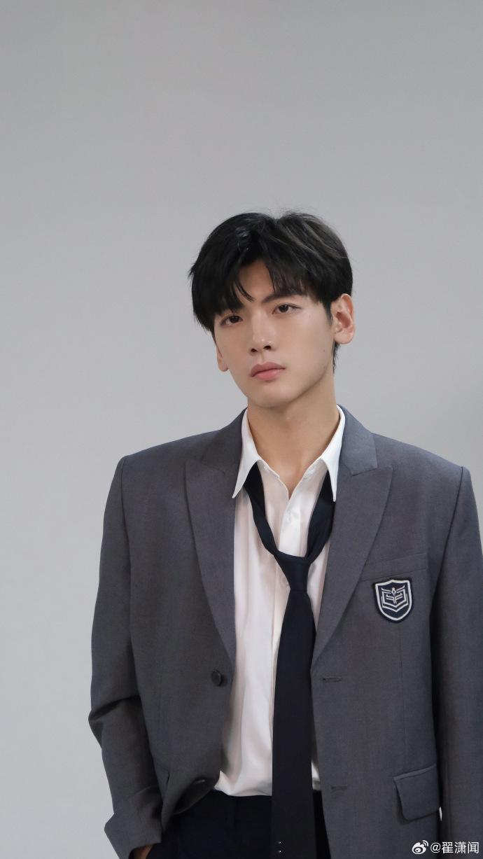 #翟潇闻黑框眼镜校服造型##翟潇闻黑框眼镜男大感# 翟潇闻的黑框眼镜校服造型，把