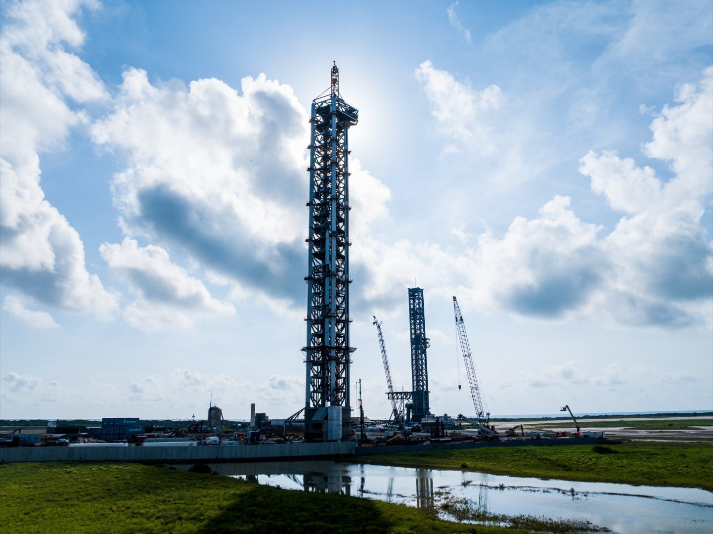 SpaceX完成第二座星舰发射台塔架堆叠工作——两艘载人飞船同框，北极星商业载人