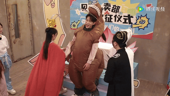 离开了丞磊谁还把周也当小孩宠 综艺里丞磊对周也的宠溺太温暖，周也做什么他都陪着，