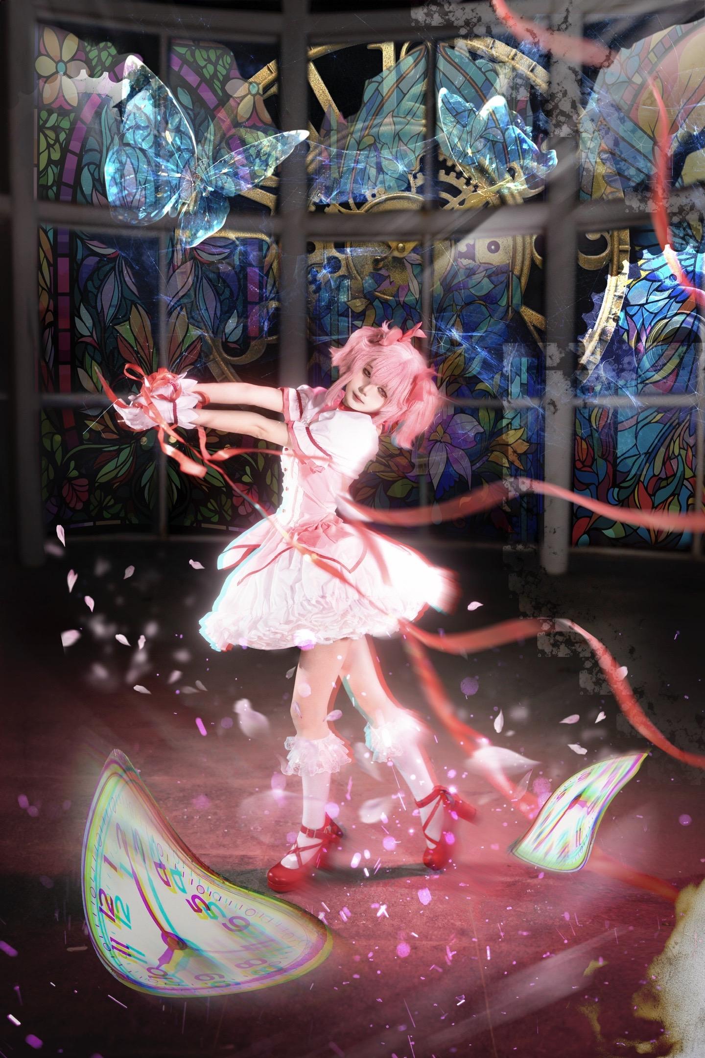 魔法少女小圆cos.“灵魂凝结成希望的宝石，绝望孕育出悲叹的种子”
出镜coser我不太想说话 
摄/后橙子是oranG 
设备：索尼a7r5+35gmF1.4
参数：快门1/100s 光圈f1.4 iso 400
灯光：面光两只充当填充光在正面，一只轮廓光加色片在右边，左边一只轮廓光，还有一只加色片在后方打亮环境光，后期加入一些辉光和魔法