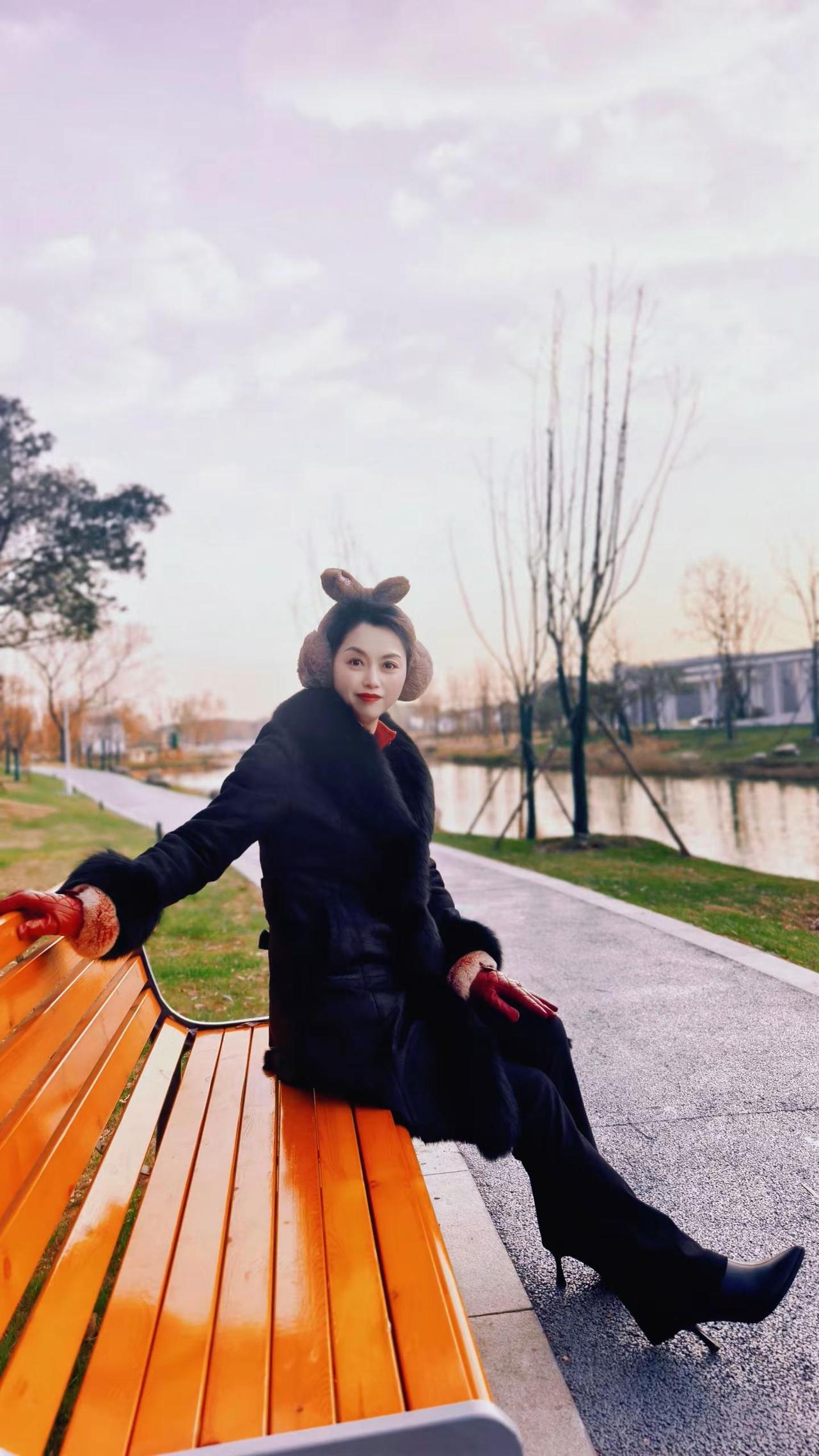 不是年轻才快乐，而是快乐才年轻！每天都给自己一个开心的理由，花开花落都开心，日出