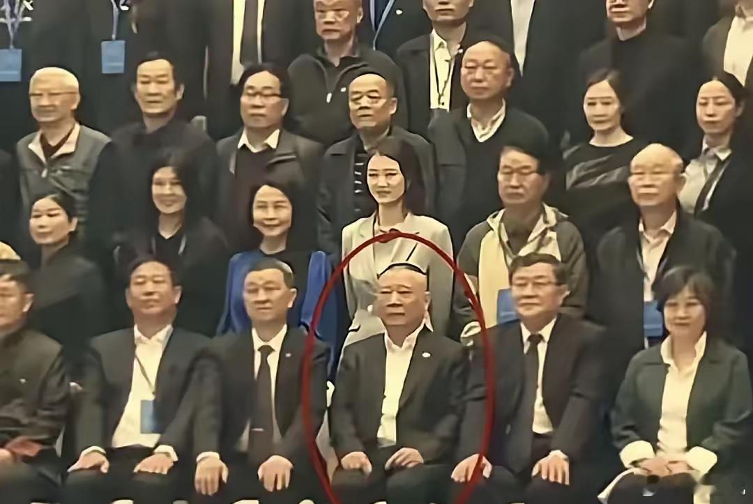 这是在干嘛，郭德纲正襟危坐，双手规规矩矩的放在膝盖上，表情管理也是相当到位，一丝