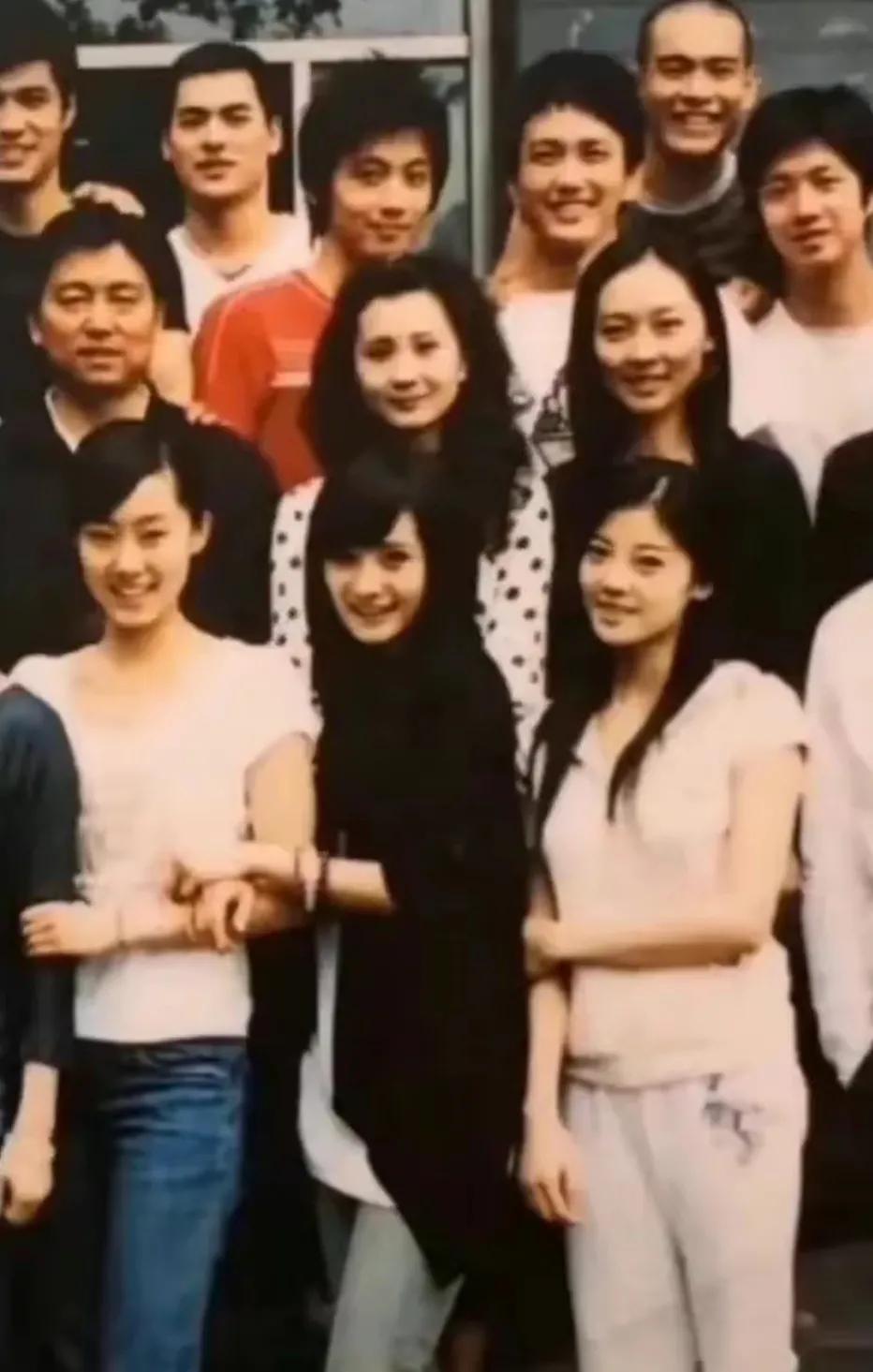 杨幂和张小斐
原来是大学同学呀
从这张旧照看
一眼就看出了哪个是杨幂
却看不出哪