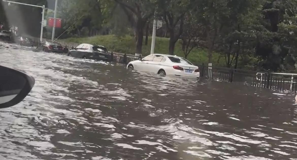广州这场超级大暴雨是今年最强强对流暴击。强度、烈度、影响都拉满，堪称“高压水枪泼