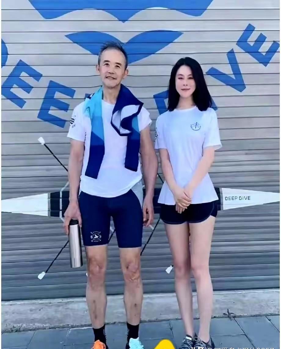 贵族课的终极秘密，我替你撕开了：不是怎么拿银勺，而是怎么陪丈夫见了几次英国管家。